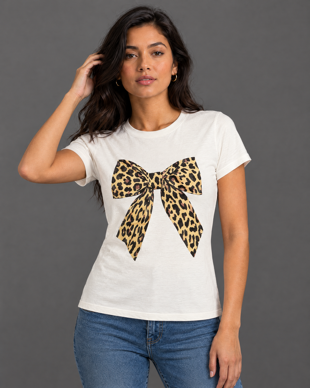 Blusa Guess blanca con moño de leopardo para mujer