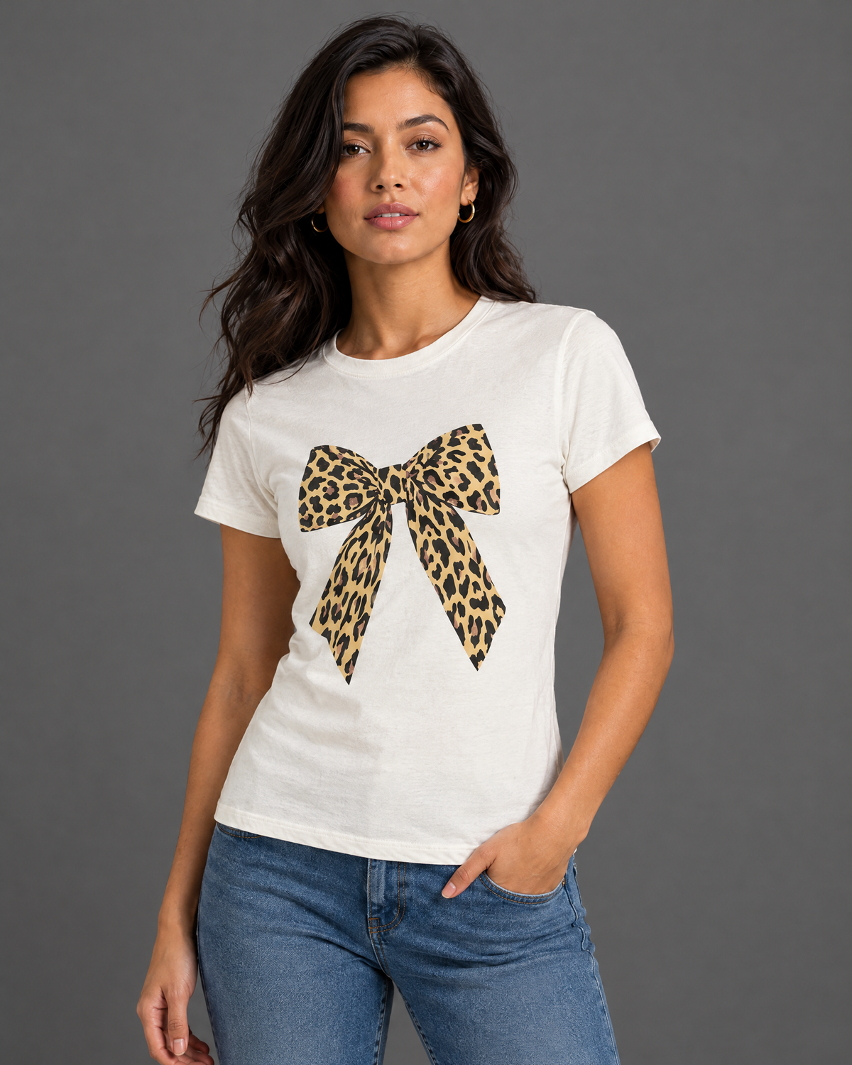 Blusa Guess blanca con moño de leopardo para mujer