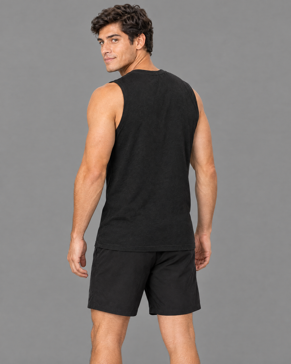 Playera deportiva Nike negra con diseño para hombre — modelo 1