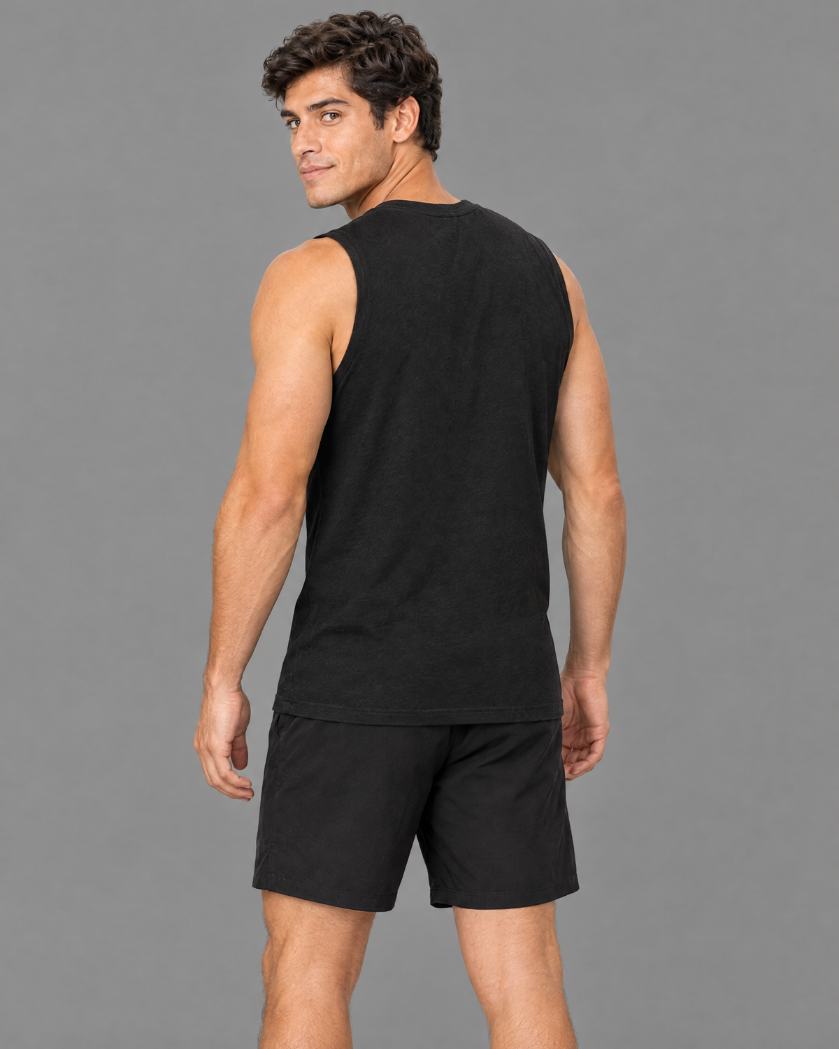 Playera deportiva Nike negra con diseño para hombre — modelo 1