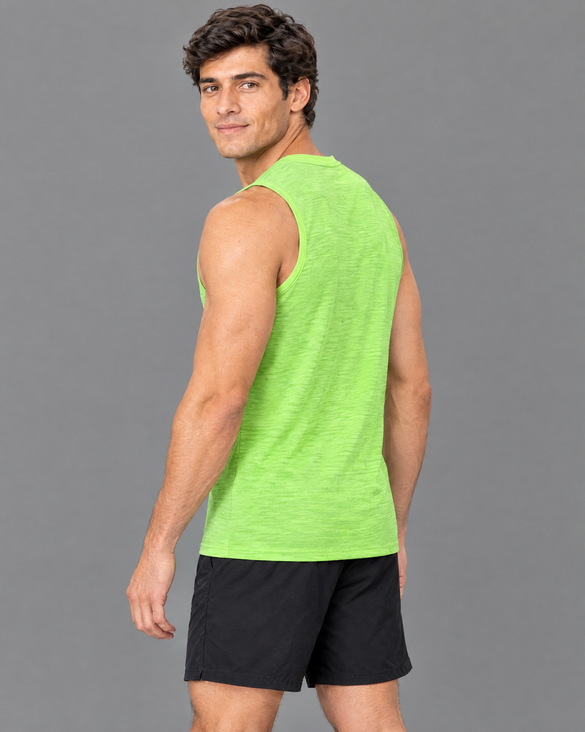 Playera deportiva Nike verde para hombre — modelo 5