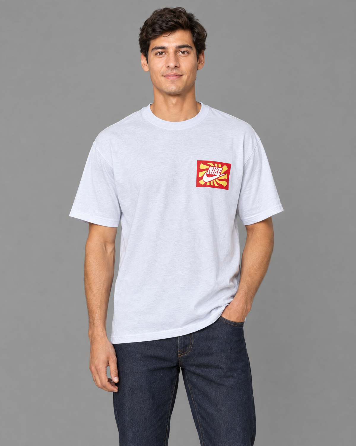 Playera oversized blanca con diseño para hombre — modelo 3