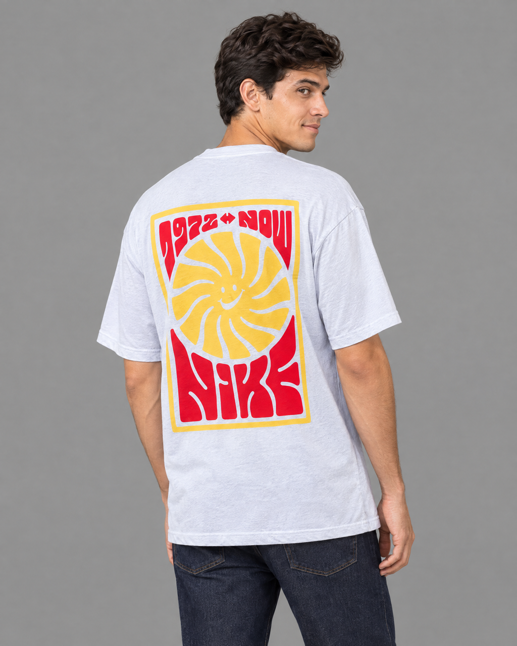 Playera oversized blanca con diseño para hombre — modelo 3