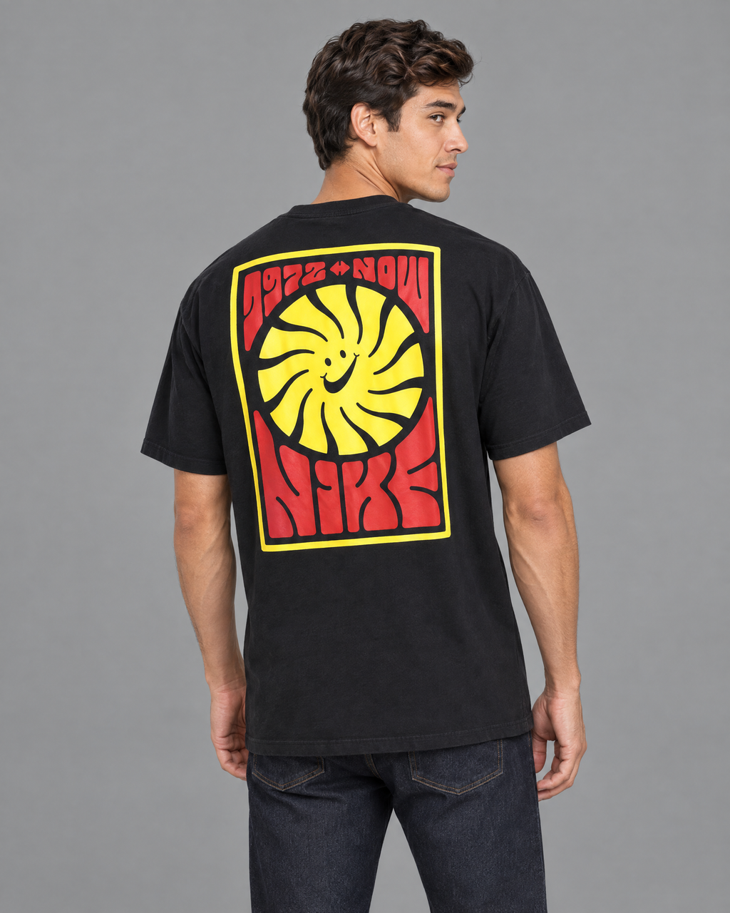 Playera oversized negra con diseño para hombre — modelo 2